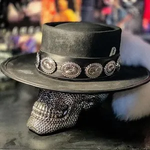 Chapeau pork pie en feutre noir avec ruban en cuir à conchos sur crâne strass