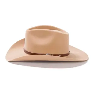 Cappello da cowboy in feltro di lana beige con cintura in pelle vintage e fibbie metalliche