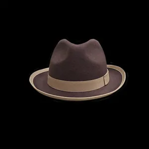 Chapeau fedora classique en laine marron foncé avec ruban beige sur fond noir uni