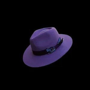 Dettaglio cappello di feltro viola con nastro e piuma etnica su sfondo nero profondo