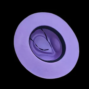 Dettaglio interno cappello di lana viola con coulisse regolabile e fascia tergisudore