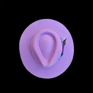 Dettaglio di cappello in lana viola con fascia geometrica e piuma decorativa