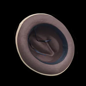 Vue détaillée de l'intérieur d'un chapeau en laine avec ruban de sudation réglable