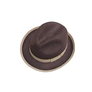 Chapeau fedora classique en laine marron foncé avec ruban beige sur fond blanc pur