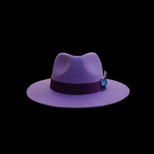 Elegante cappello fedora in lana viola con nastro e piuma su sfondo nero profondo