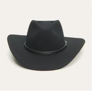 Sombrero vaquero clásico de fieltro negro con banda de cuero y detalle de hebilla metálica