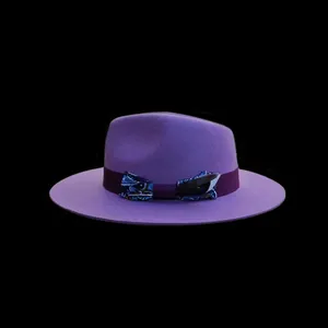Elegante cappello fedora in lana viola con fiocco etnico e piuma su sfondo nero puro