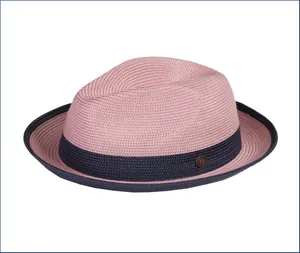 Detail eines rosa Strohhutes mit dunklem Webband und dekorativer Metallschnalle am Rand