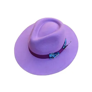 Elegante cappello fedora in feltro di lana viola con nastro e piuma decorativa
