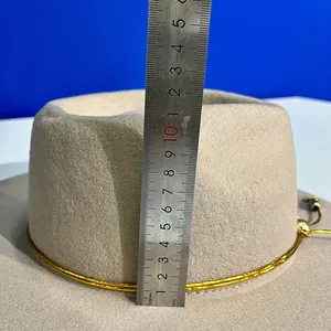 Dettaglio dell'altezza della corona del cappello di lana di 10,5 cm con righello