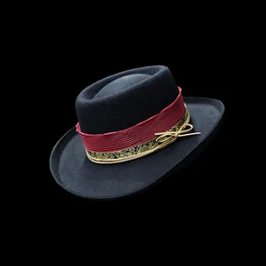 Elegante zwarte wollen fedora hoed met rood geplooid lint en jacquard sierband