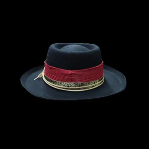 Zwarte wollen pork pie hoed met rode geplooide band en gouden vintage versiering