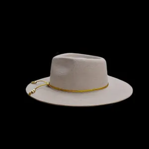 Cappello Fedora in lana grigia con filo dorato e ciondolo in metallo su sfondo nero