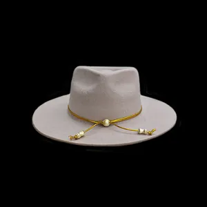 Cappello fedora in lana grigio chiaro con cordino dorato su elegante sfondo nero