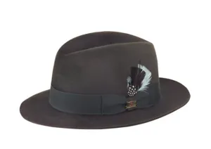 Dettaglio cappello fedora in feltro grigio con nastro grosgrain e piuma decorativa