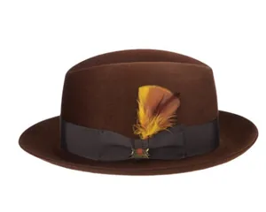 Dettaglio di un cappello fedora in lana marrone con nastro grosgrain, fiocco e piuma