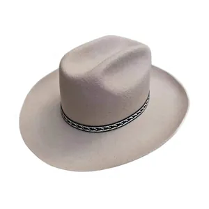 Detalle de sombrero de vaquero de fieltro de lana con banda decorativa tejida en blanco y negro