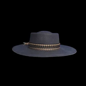 Cappello pork pie in lana grigio scuro a tesa larga con fascia etnica tessuta su fondo nero