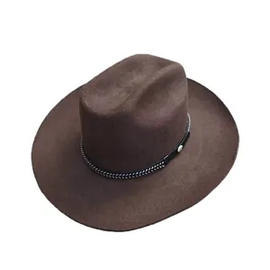 Detalle de sombrero de fieltro marrón oscuro con banda de cuero negro y costura blanca