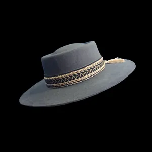 Cappello Pork Pie in lana grigio scuro con nastro decorato e nappa elegante