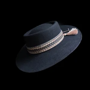 Cappello pork pie in lana nera con nastro etnico intrecciato e nappina decorativa
