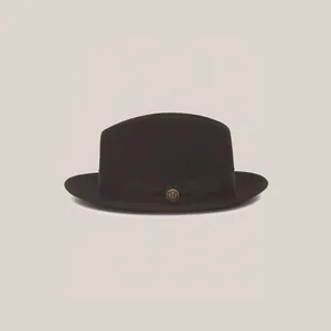 Chapeau fedora en laine noire classique avec ruban gros-grain et badge couronne dorée