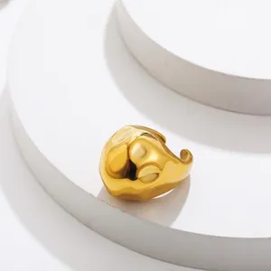 Anello aperto in acciaio inossidabile dorato con texture lava e finitura a specchio