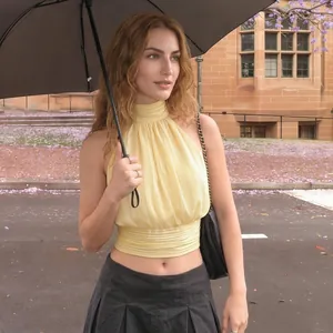 Détail du haut court dos nu jaune pâle avec texture plissée et cordon de serrage chic