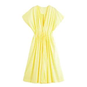Tailliertes hellgelbes Midi-Kleid mit V-Ausschnitt, Kordelzug in der Taille und A-Linien-Schnitt
