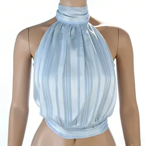Détail du haut dos nu à rayures bleu clair avec col haut plissé en tissu satiné