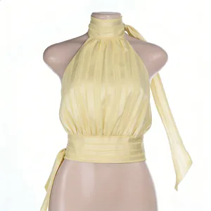 Détail du haut licou en satin jaune clair avec texture rayée et taille large cintrée
