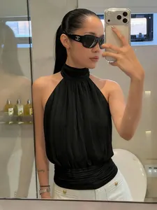Débardeur plissé noir dos nu ajusté associé à un pantalon blanc à taille haute