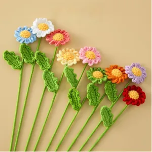Détail d'un bouquet de marguerites au crochet fait main avec texture de laine tricotée