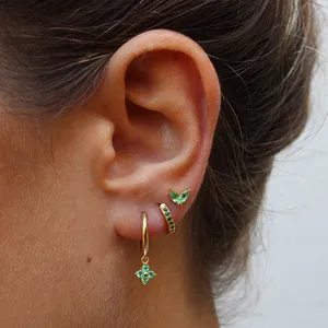 Élégantes boucles d'oreilles trèfle plaquées or serties de zircone verte