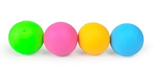 Nahaufnahme von vier bunten Anti-Stress-Bällen in Grün, Rosa, Gelb und Blau mit Matt-Finish