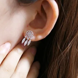 Boucles d'oreilles attrape-rêves bohèmes en argent portées par un mannequin