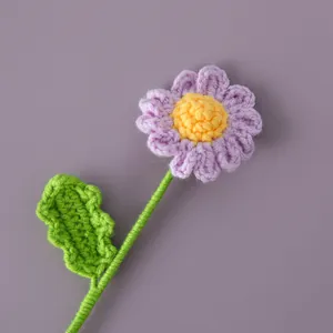 Marguerite faite à la main au crochet en fil violet et jaune pour la décoration intérieure