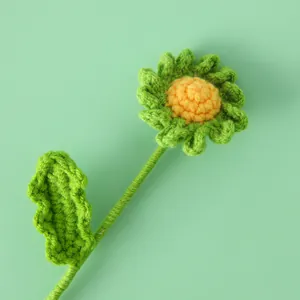 Marguerite faite main au crochet avec pétales verts pour une décoration créative unique