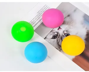 Flache Ansicht von vier bunten matten Anti-Stress-Bällen in Grün Rosa Blau und Gelb