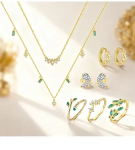 Detailansicht des vergoldeten Silberschmuck-Sets mit grünen Zirkonia und Blattringen