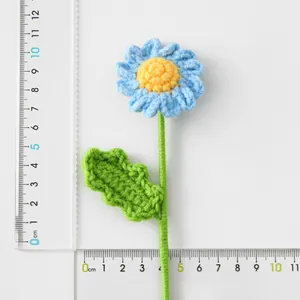 Détail d'une fleur de marguerite tricotée montrant la texture et un diamètre de 4cm