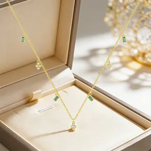 Elegante S925 Silberhalskette mit grünen Zirkonen und vergoldeten Blumenanhängern