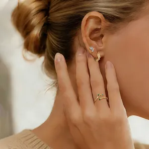 Elegantes Set aus goldenem Blattzweig-Ring und Ohrringen mit grünen Schmucksteinen