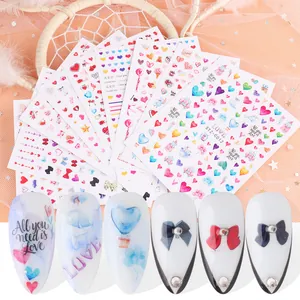 Dettaglio di adesivi per unghie con cuori e fiocchi e motivi 3D colorati per nail art