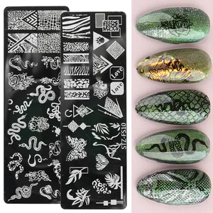 Vue macro de la plaque de stamping pour ongles avec motifs léopard et fleurs pour nail art