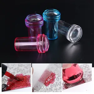 Detalle de estampador de silicona colorido para uñas con cabezales para manicura francesa