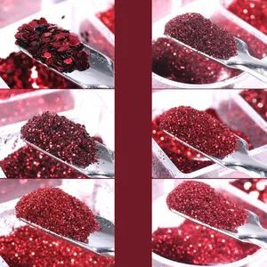 Vista macro de purpurina y lentejuelas rojas para uñas en 6 rejillas con una cuchara