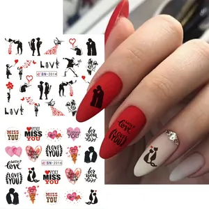 Détail d'autocollants pour ongles de Saint-Valentin avec roses, cœurs et lettres