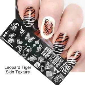 Détail macro de la plaque de stamping STZ-FS10 avec motifs exotiques léopard et tigre