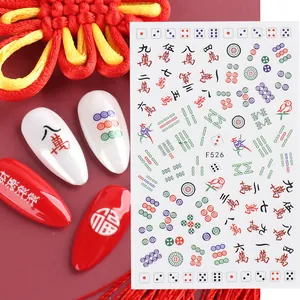 Makroaufnahme von Mahjong-Nagelaufklebern mit chinesischen Neujahrscharakteren